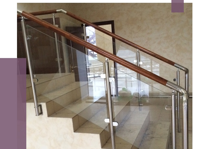 Комбинированные перила из металла и дерева в Подольске